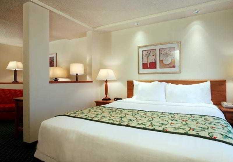 Fairfield Inn And Suites By Marriott Houston The Woodlands Room photo